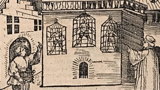 Eine historische Darstellung eines Gebäudes mit drei Käfigen an der Fassade, in denen jeweils eine Person steht. Links ein Junge mit einer Laterne, rechts ein Mann in einem langen Gewand, der auf das Gebäude zeigt.