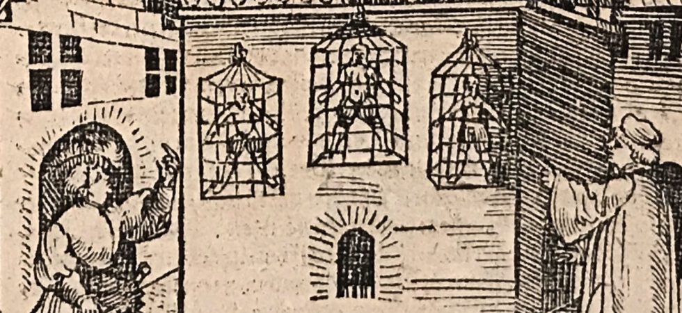 Eine historische Darstellung eines Gebäudes mit drei Käfigen an der Fassade, in denen jeweils eine Person steht. Links ein Junge mit einer Laterne, rechts ein Mann in einem langen Gewand, der auf das Gebäude zeigt.