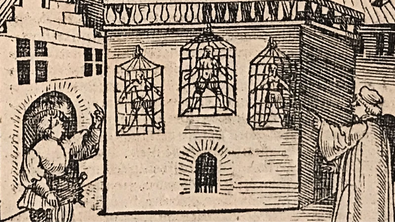 Eine historische Darstellung eines Gebäudes mit drei Käfigen an der Fassade, in denen jeweils eine Person steht. Links ein Junge mit einer Laterne, rechts ein Mann in einem langen Gewand, der auf das Gebäude zeigt.
