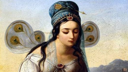 Porträt einer Frau mit dunklem Haar, die eine reich verzierte Kopfbedeckung und ein weißes Kleid mit roten Schmucksteinen trägt, vor einem hellen Hintergrund